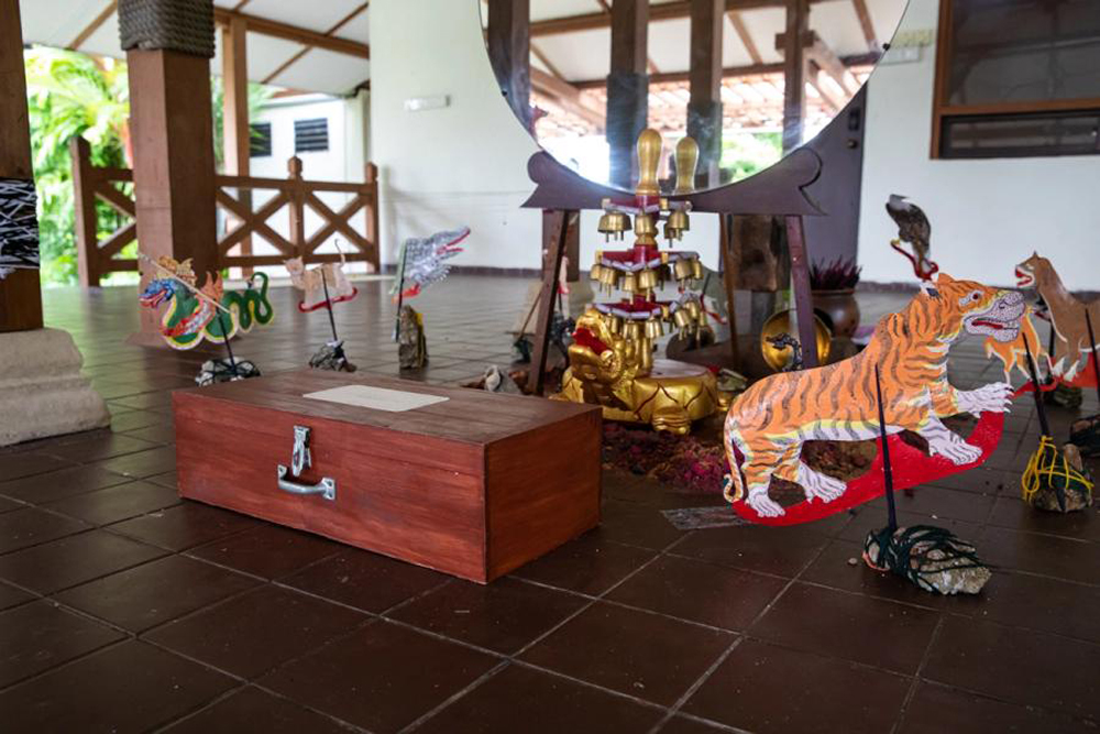 Installation with a mirror and surrounded by animals.